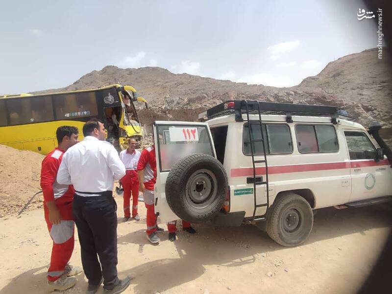 عکس/ ۲۷ مصدوم بر اثر واژگونی اتوبوس در یزد