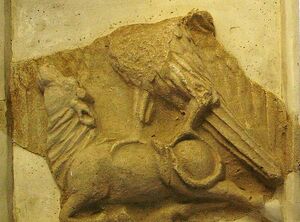 نقش‌برجسته گچی با نقش شکار گاو نر کشف شده در قلعه ضحاک