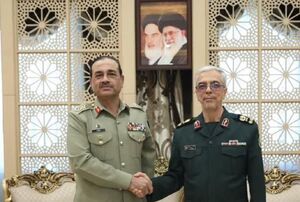 فیلم/ دیدار فرمانده ارتش پاکستان با سرلشکر باقری‌