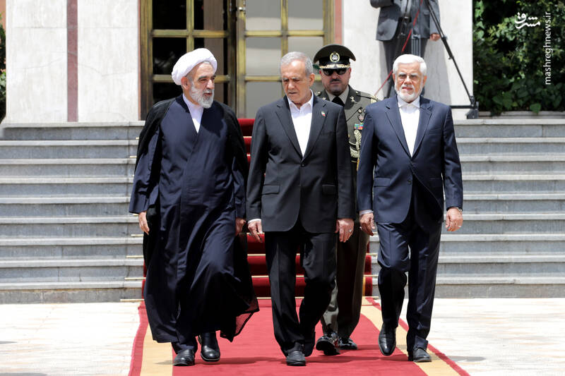 عکس/ مراسم بدرقه رئیس جمهور برای غزیمت به عمان