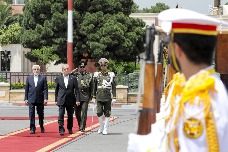 عکس/ مراسم بدرقه رئیس جمهور برای غزیمت به عمان