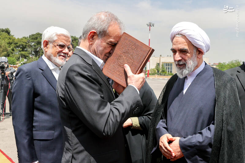 عکس/ مراسم بدرقه رئیس جمهور برای غزیمت به عمان