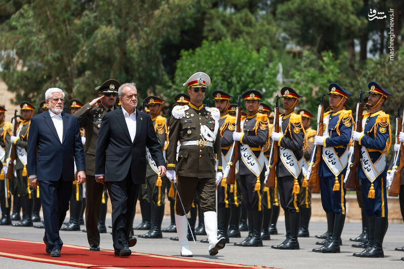 عکس/ مراسم بدرقه رئیس جمهور برای غزیمت به عمان