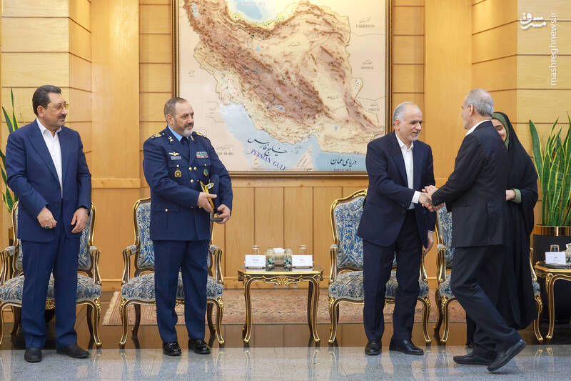 عکس/ مراسم بدرقه رئیس جمهور برای غزیمت به عمان