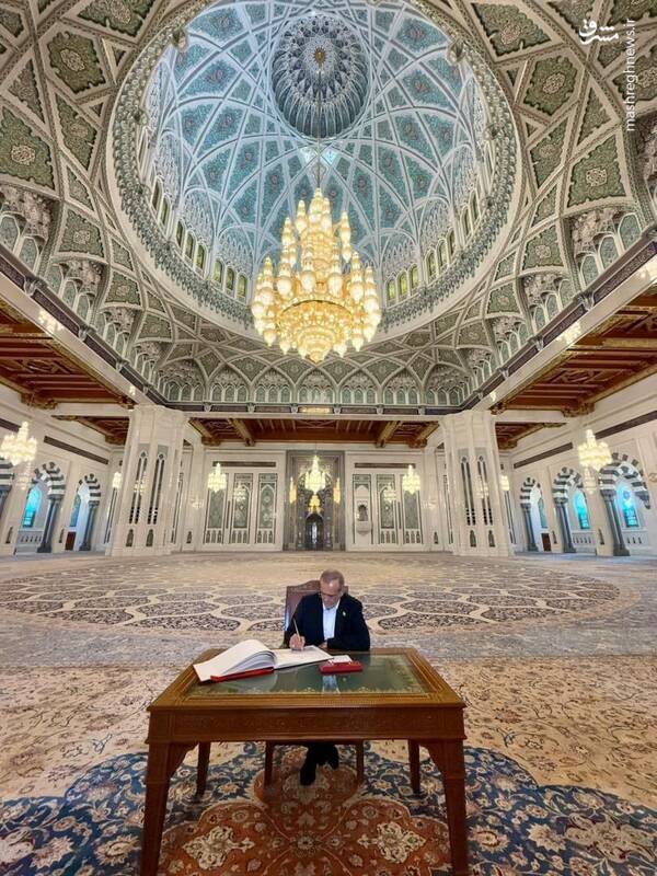 بازدید پزشکیان از مسجد جامع سلطان قابوس