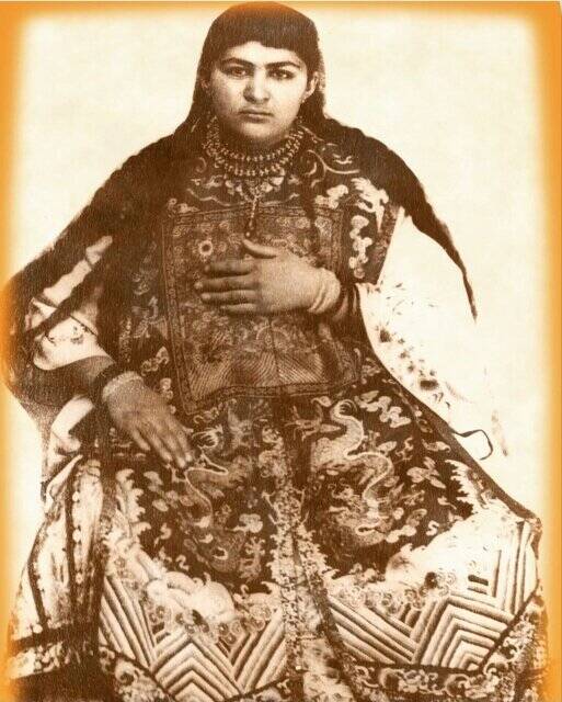 سوگلی ناصرالدینشاه را با لباس چینی ببینید