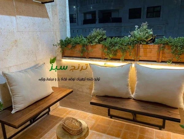 تزیین و دیزاین بالکن با استفاده از فلاورباکس و میز و صندلی تاشو