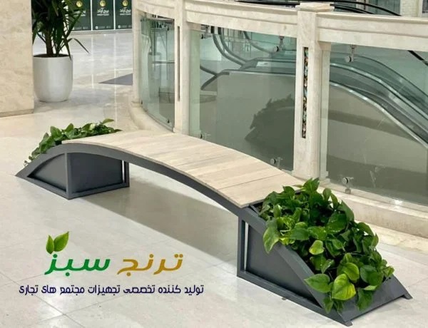 تزیین و دیزاین بالکن با استفاده از فلاورباکس و میز و صندلی تاشو