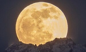 تصویری از طلوع ماه کامل بر فراز قله سبلان