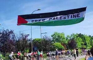 فیلم/ نصب پرچم فلسطین در مسابقات دوچرخه سواری بین‌المللی در ایتالیا