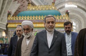 عکس/ حضور عراقچی و کارکنان وزارت خارجه در حرم امام راحل
