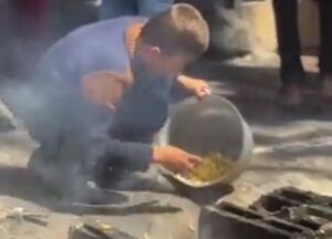 فیلم/ تلاش کودک فلسطینی برای ادامه بقا