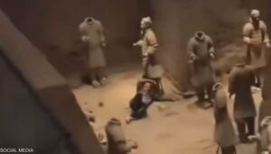 یک بیمار روانی دو مجسمه باستانی را نابود کرد و خندید!