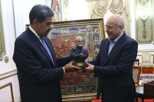 فیلم/ هدیه خانوده شهید سلیمانی برای رئیس جمهور ونزوئلا