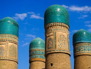 تصویری از گلدسته‌های مدرسه چارمنار در بخارا