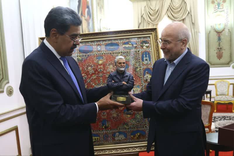 قالیباف هدیه خانوده شهید سلیمانی را به رئیسجمهور ونزوئلا تقدیم کرد+ عکس