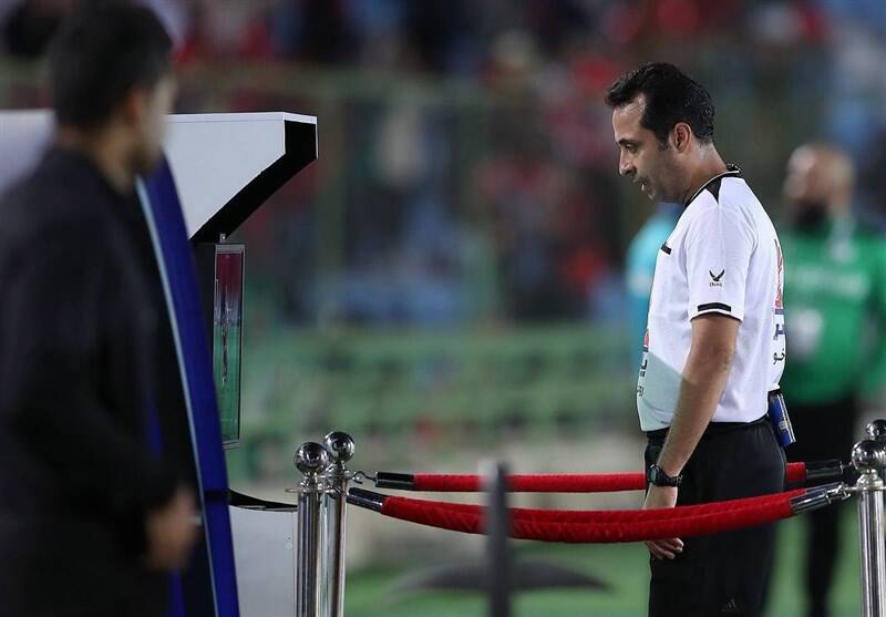 برخورد با داور var بله؛ برخورد با داور وسط نه! +فیلم