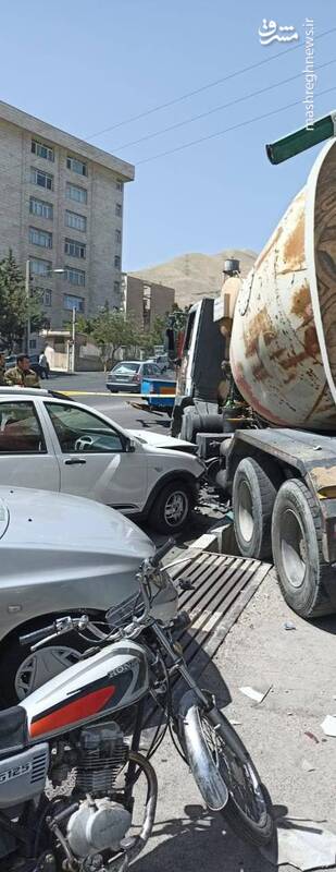 عکس/ برخورد میکسر بتن با ۳ خودرو و دیوار ساختمانی در سعادتآباد