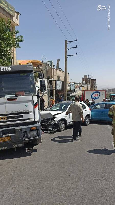 عکس/ برخورد میکسر بتن با ۳ خودرو و دیوار ساختمانی در سعادتآباد