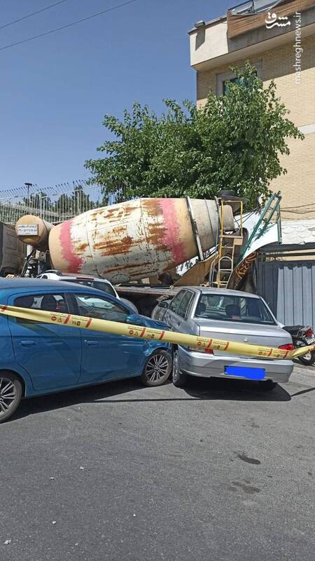 عکس/ برخورد میکسر بتن با ۳ خودرو و دیوار ساختمانی در سعادتآباد