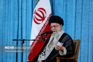 رهبر انقلاب بار تبیین افکار عمومی را به دوش کشید