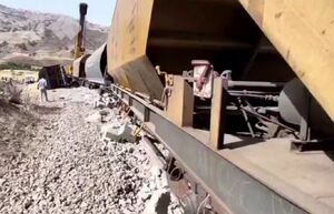 تصاویری از واگن‌های خارج‌شده از ریل در لرستان