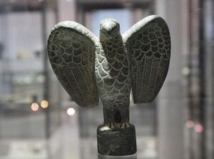 تصویری از پیکره عقاب از جنس سنگ متعلق به ۴ تا ۵ هزارسال پیش