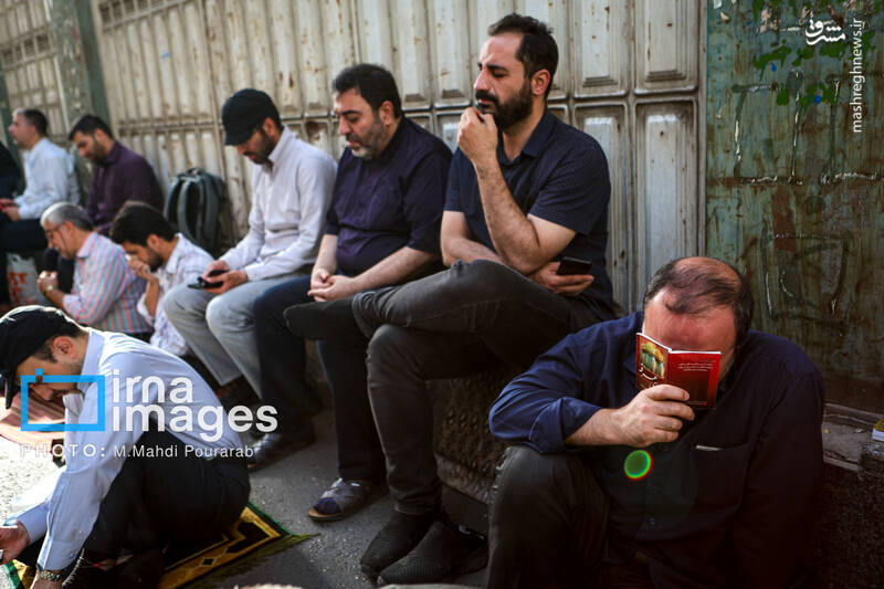 عکس/ قرائت دعای «عرفه» در حسینیه صنف «لباس فروشان»