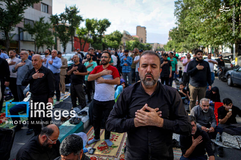 عکس/ قرائت دعای «عرفه» در حسینیه صنف «لباس فروشان»