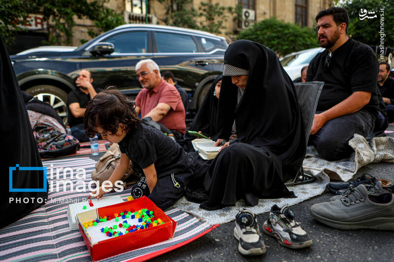 عکس/ قرائت دعای «عرفه» در حسینیه صنف «لباس فروشان»