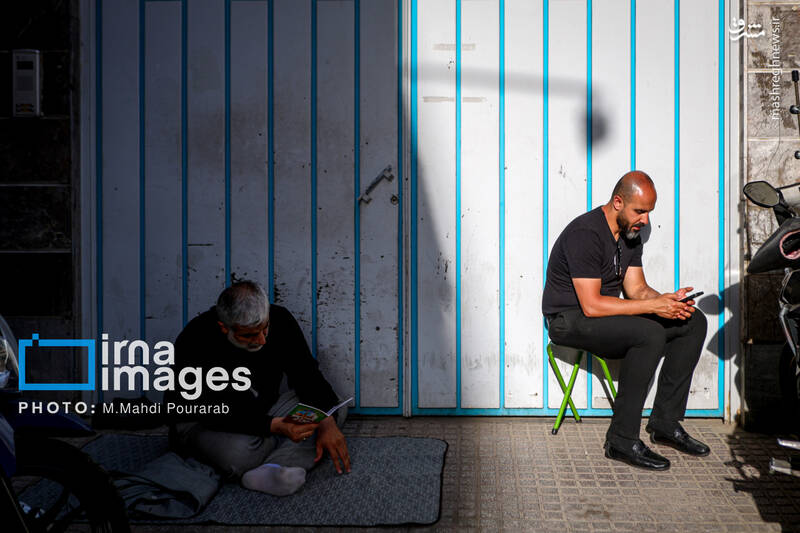 عکس/ قرائت دعای «عرفه» در حسینیه صنف «لباس فروشان»