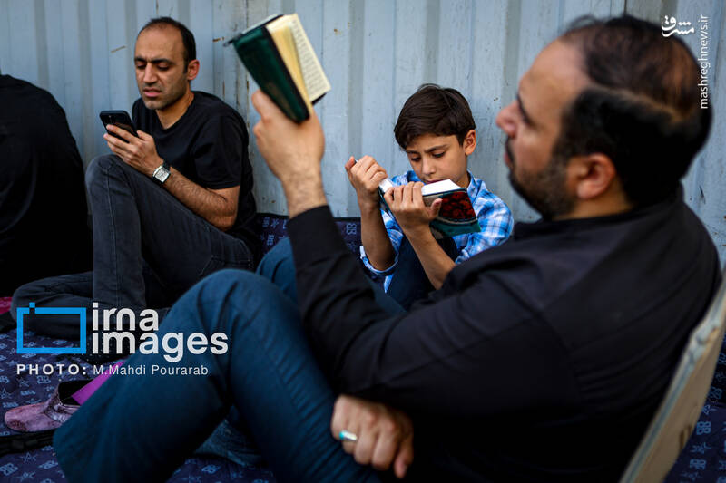 عکس/ قرائت دعای «عرفه» در حسینیه صنف «لباس فروشان»