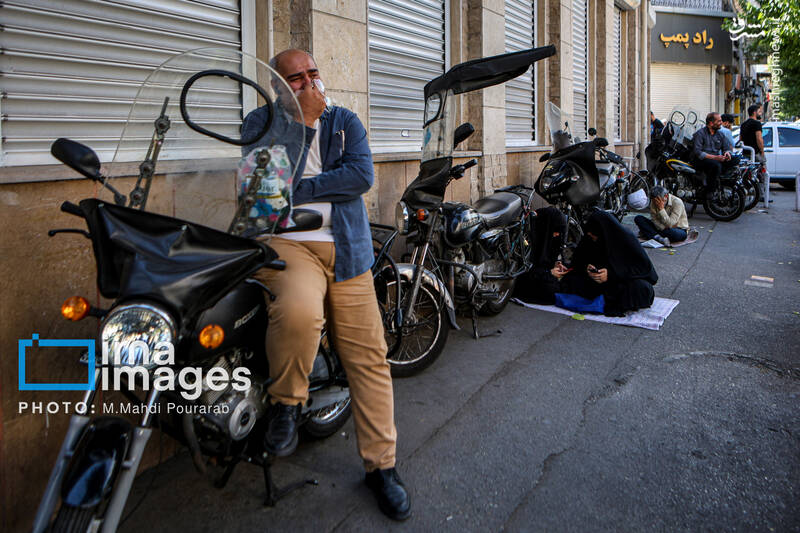 عکس/ قرائت دعای «عرفه» در حسینیه صنف «لباس فروشان»