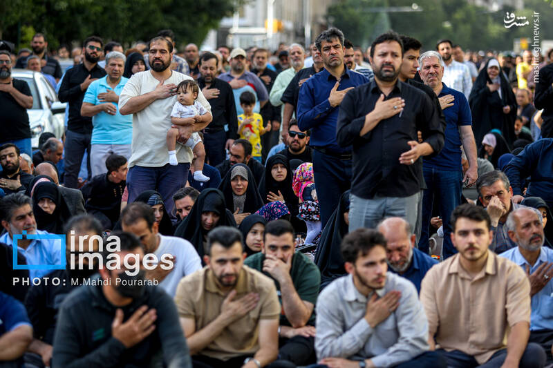 عکس/ قرائت دعای «عرفه» در حسینیه صنف «لباس فروشان»