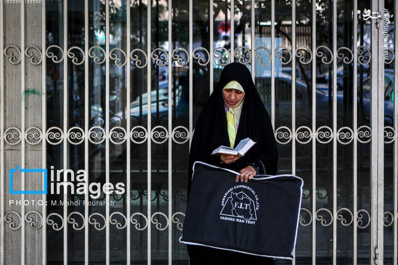 عکس/ قرائت دعای «عرفه» در حسینیه صنف «لباس فروشان»