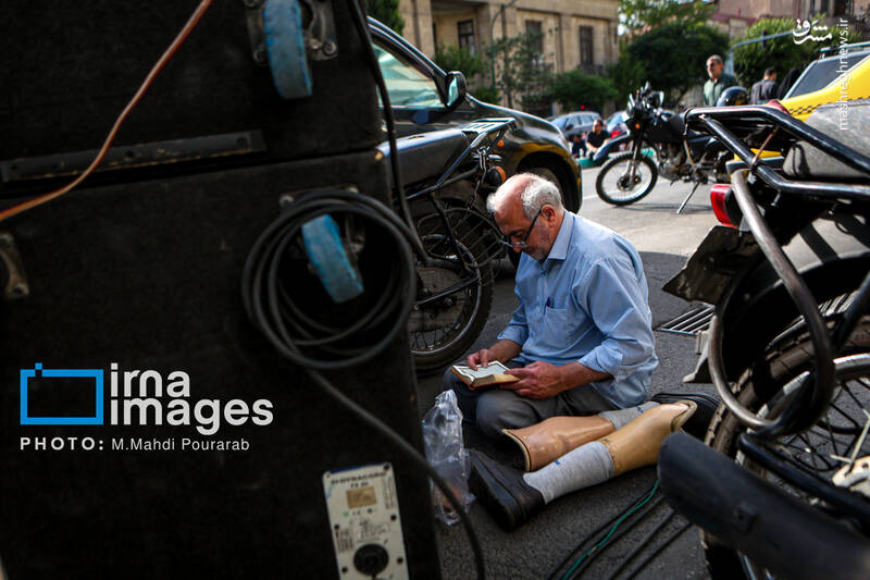 عکس/ قرائت دعای «عرفه» در حسینیه صنف «لباس فروشان»