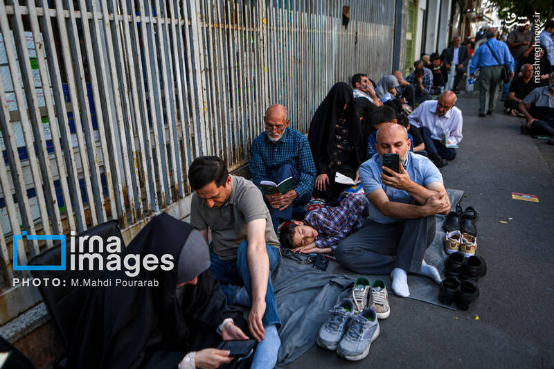 عکس/ قرائت دعای «عرفه» در حسینیه صنف «لباس فروشان»