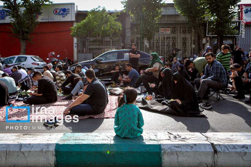 عکس/ قرائت دعای «عرفه» در حسینیه صنف «لباس فروشان»