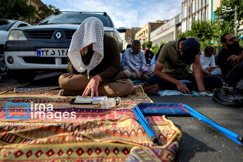 عکس/ قرائت دعای «عرفه» در حسینیه صنف «لباس فروشان»