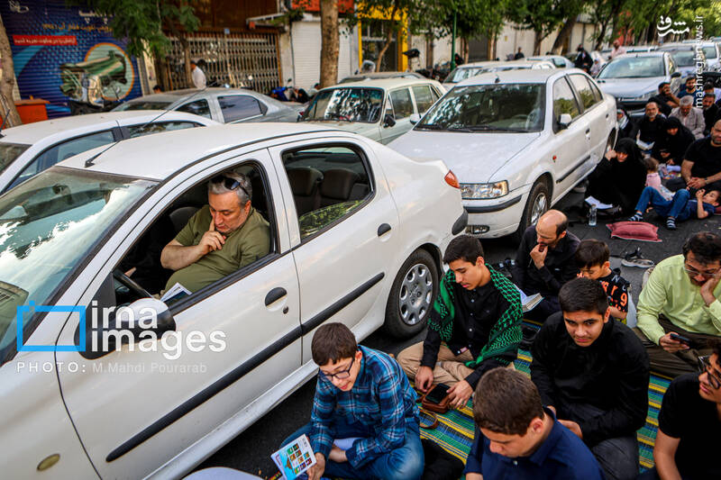 عکس/ قرائت دعای «عرفه» در حسینیه صنف «لباس فروشان»