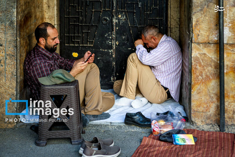 عکس/ قرائت دعای «عرفه» در حسینیه صنف «لباس فروشان»