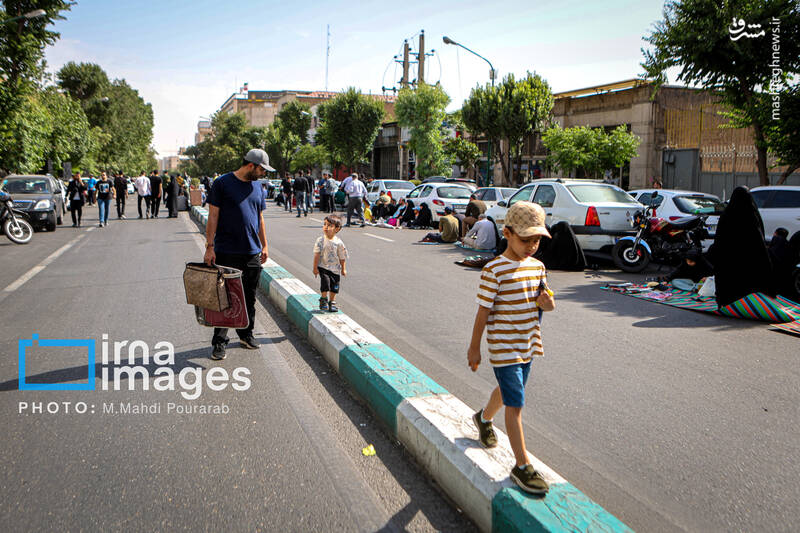 عکس/ قرائت دعای «عرفه» در حسینیه صنف «لباس فروشان»
