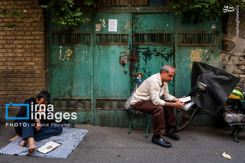 عکس/ قرائت دعای «عرفه» در حسینیه صنف «لباس فروشان»