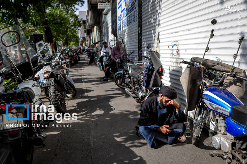 عکس/ قرائت دعای «عرفه» در حسینیه صنف «لباس فروشان»