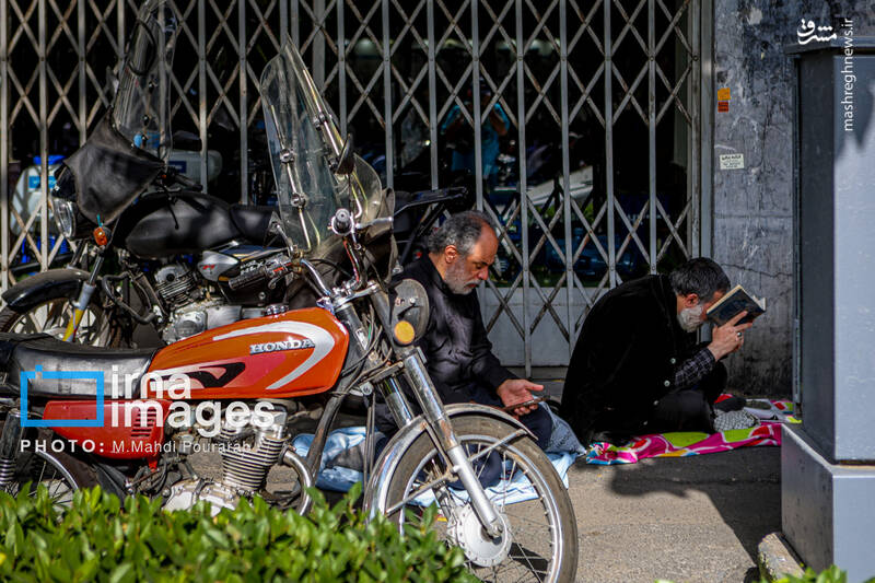 عکس/ قرائت دعای «عرفه» در حسینیه صنف «لباس فروشان»