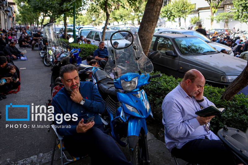 عکس/ قرائت دعای «عرفه» در حسینیه صنف «لباس فروشان»