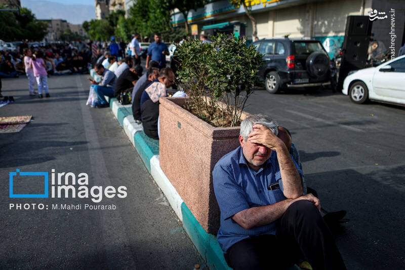 عکس/ قرائت دعای «عرفه» در حسینیه صنف «لباس فروشان»
