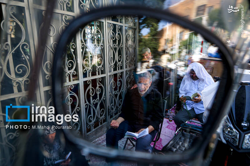 عکس/ قرائت دعای «عرفه» در حسینیه صنف «لباس فروشان»