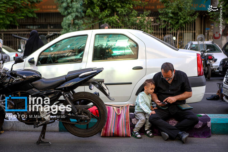 عکس/ قرائت دعای «عرفه» در حسینیه صنف «لباس فروشان»