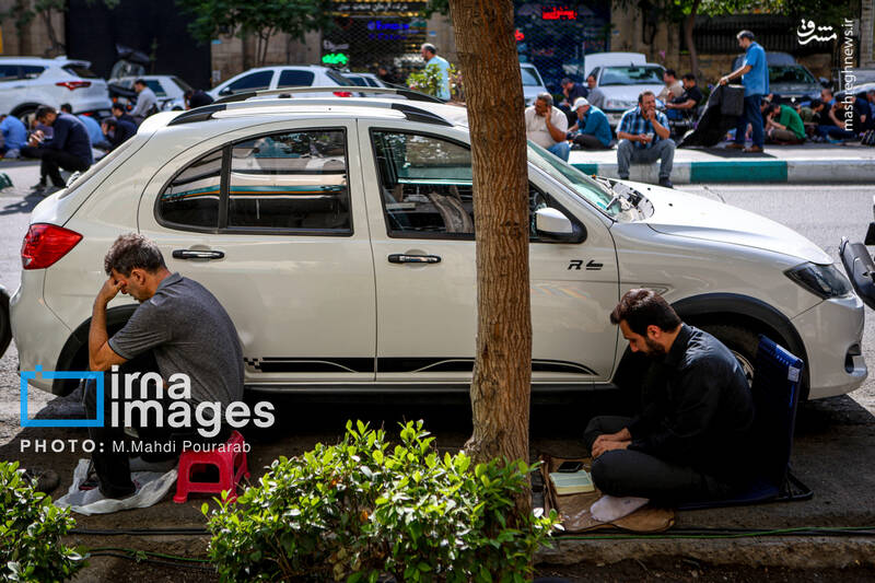 عکس/ قرائت دعای «عرفه» در حسینیه صنف «لباس فروشان»